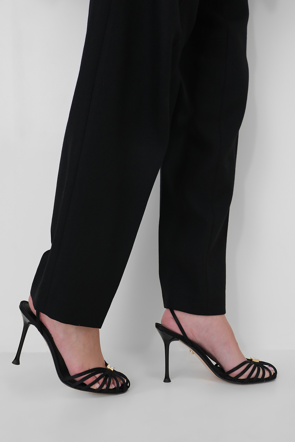 תמונת כל הלוק של נעלי עקב סאטן משי